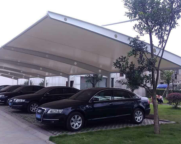 膜結(jié)構(gòu)停車棚建筑的特性有哪些？