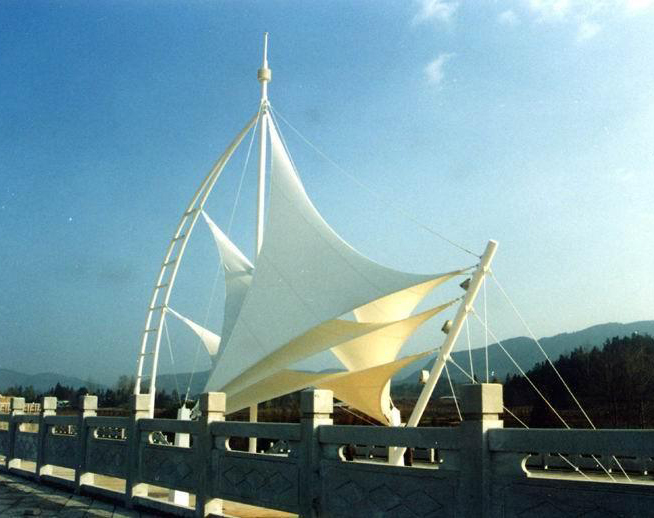 地震中聳峙不倒的張拉索膜結構停車棚