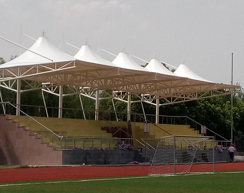 學校體育場看臺在吊裝膜結構膜面時需要注意哪些事項？