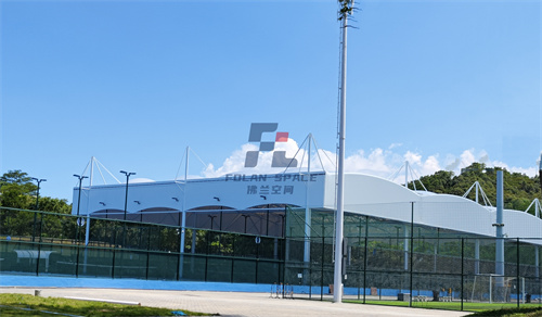 膜結(jié)構(gòu)球場(chǎng)蓋頂?shù)钠叽髢?yōu)勢(shì)，讓運(yùn)動(dòng)更暢快、更安心