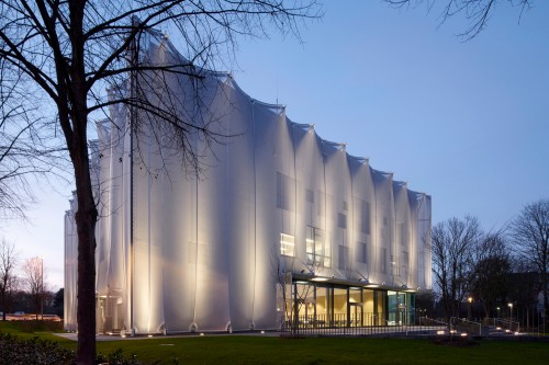 外墻會“飄動”？ 德國這座混凝土立方體，被一層銀色PTFE網(wǎng)格膜徹底激活